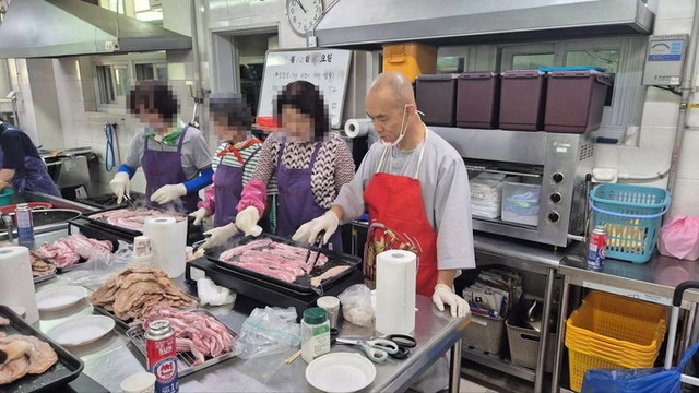 광주 성요셉의 집에서 문빈정사의 주지 법공스님과 불자 봉사팀이 진행한 ‘고기특공대’ 행사