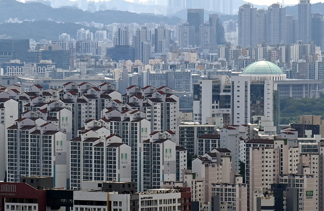 최근 서울 강남3구(강남·서초·송파구)와 마용성(마포·용산·성동구) 집값 급등이 강북권과 경기 과천·분당으로 확산되며 가계대출 증가폭도 커지고 있는 가운데 15일 서울 남산 바라본 서울 시내 아파트들.
2025.06.15 박윤슬 기자