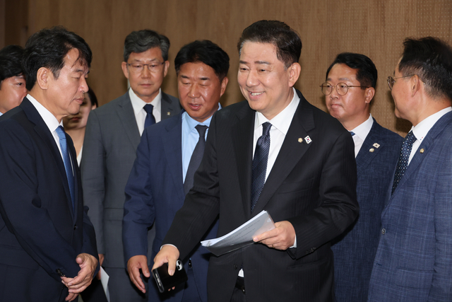 김병기 더불어민주당 신임 원내대표가 15일 서울 여의도 국회 소통관에서 원내대표단 인선을 발표하기 위해 기자회견장으로 들어서고 있다. 연합뉴스