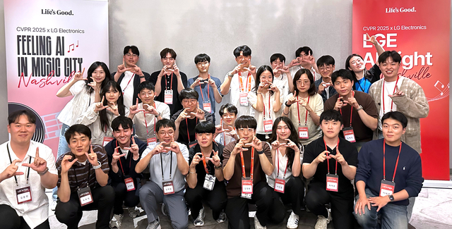 ‘LGE AI Night’에 참가한 학생들이 기념 사진을 촬영하고 있다. LG전자 제공