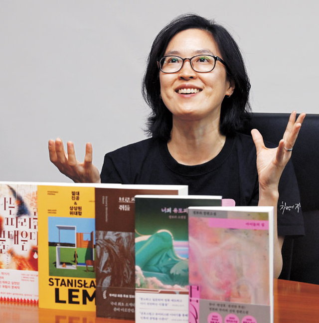정보라 작가는 올해에만 소설 2권과 번역서 3권을 출간했다. 지난 10일 서울 중구 문화일보사에서 만난 그는 “오랫동안 작업한 작품들의 출간 시기가 겹쳐서 굉장히 열심히 사는 사람으로 보일까 걱정된다”며 웃었다.  박윤슬 기자