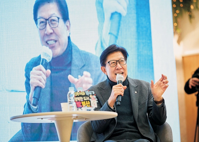 박형준 부산시장이 지난 2월 부산시청 내 어린이복합문화공간인 ‘들락날락’에서 부모들을 상대로 보육 정책을 소개하고 있다. 부산시청 제공