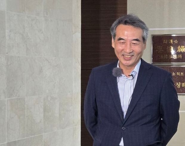 김건희 특검으로 지명된 민중기 전 서울중앙지방법원장이 13일 서울 서초동 사무실에서 취재진을 만나 입장을 밝히고 있다. 연합뉴스