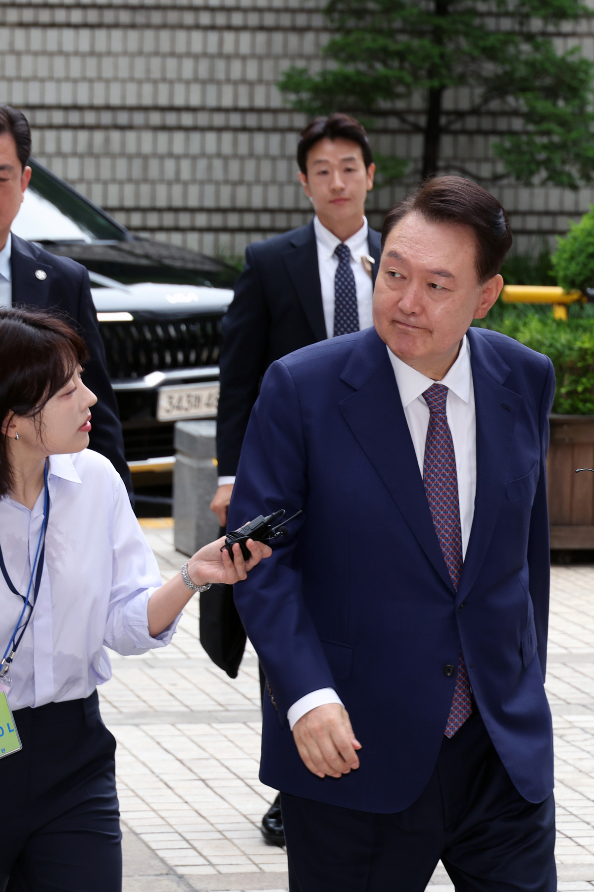 尹, “지지자들 보게 가로막지 말아달라”…특검 질문엔 침묵