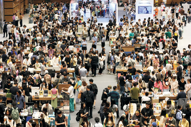 스타 작가·굿즈 맛집에 ‘북적 북적’… 올해의 부스 강자는?