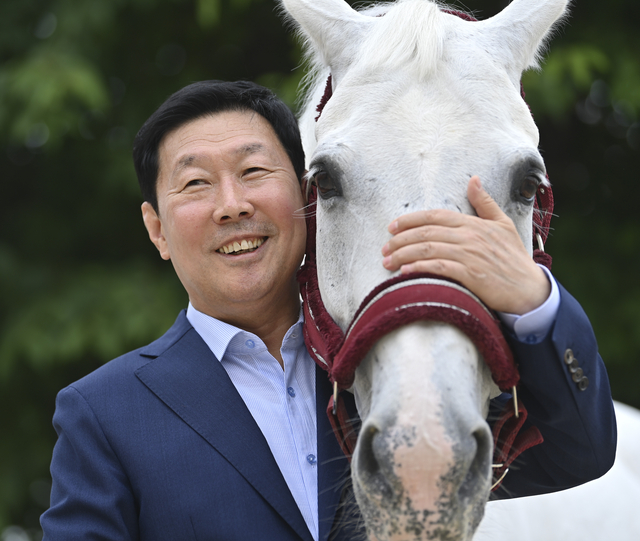 김영관 조교사가 지난 13일 경기 과천 렛츠런파크서울 경마장에서 한국마사회 소속 경주마와 다정한 포즈를 취하고 있다. 백동현 기자