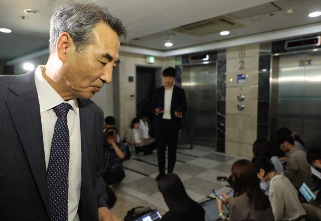 윤석열 전 대통령의 부인 김건희 여사 의혹을 수사할 민중기 특별검사가 17일 서울 서초구 사무실로 향하고 있다. 연합뉴스