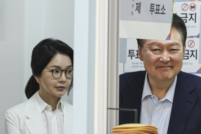 윤석열 전 대통령과 김건희 여사가 제21대 대통령 선거일인 3일 서울 서초구 원명초등학교에 마련된 서초4동제3투표소에서 투표하기 위해 줄을 서고 있다. 연합뉴스