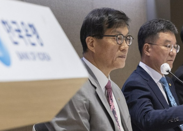 이창용 한국은행 총재가 18일 서울 중구 한국은행 별관에서 ‘가공식품, 주거비 등 생활물가 평가와 향후 주요물가 동인 점검’을 주제로 열린 2025 상반기 물가 설명회에 참석해 취재진 질문을 받고 있다. 연합뉴스