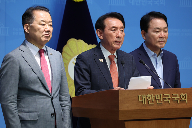 국민의힘 소속 김석기 외교통일위원장(가운데), 성일종 국방위원장(오른쪽), 신성범 정보위원장이 18일 서울 여의도 국회 소통관에서 법제사법위원장을 국민의힘이 맡아야 한다고 주장하는 기자회견을 하고 있다.
김석기·성일종·신성범 의원은 국회 법제사법위원장 자리를 국민의힘에 넘기면 자신들이 맡고 있는 국회 외교통일, 국방, 정보위원회 위원장 자리를 더불어민주당에 넘길 의향이 있다고 말했다. 연합뉴스