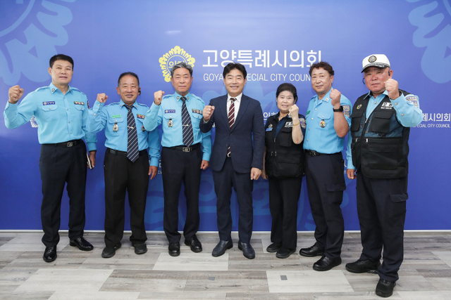 김운남(가운데) 고양특례시의회 의장이 18일 고양시 모범운전자회 관계자들과 면담을 갖고 기념촬영을 하고 있다. 고양시의회 제공