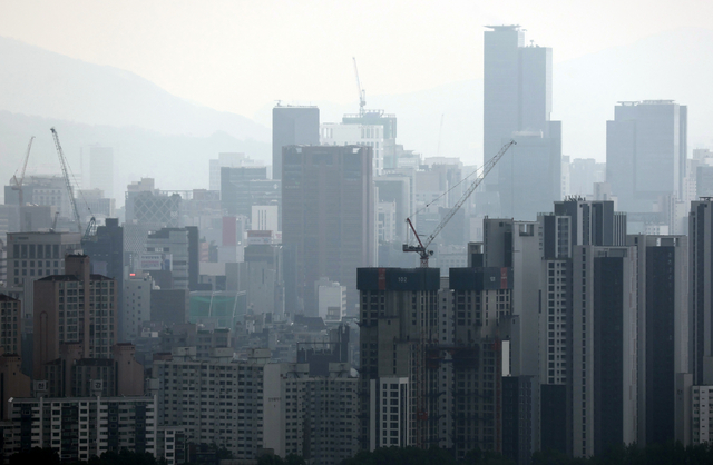 서울에서 강남 3구·용산구 외에도 아파트값이 ‘미친 집값’으로 불린 2020∼2021년 급등기 당시 고점을 넘어서는 지역이 잇따르고 있다. 15일 한국부동산원의 주간 아파트 매매가격지수를 분석한 결과 서울 강남·서초·송파·마포·용산·성동·양천 7개 구 아파트값이 매주 고가를 새로 쓰고 있다. 사진은 16일 남산에서 본 서울 시내 모습. 연합뉴스