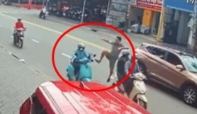 달리는 오토바이에 ‘날아차기’한 남자…女운전자 사망 ‘베트남 발칵’