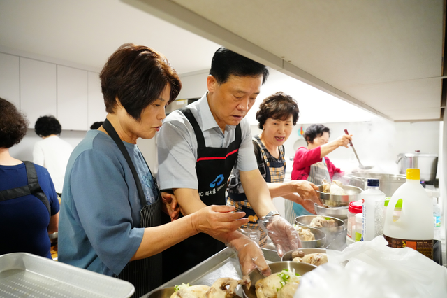 이승로(왼쪽 두 번째) 성북구청장이 사랑의 효 나눔 행사에 참석해 삼계탕을 준비하고 있다. 성북구청 제공