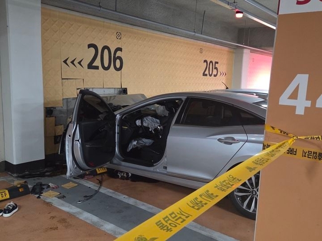 19일 세종시 새롬동 아파트 지하주차장에서 발생한 사고로 사고차량인 그렌져 앞부분이 부서지고 앞좌석 에어백이 터졌다. 세종소방본부 제공