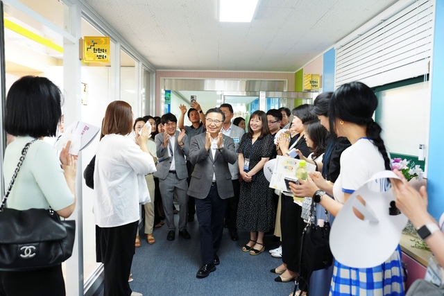 류경기(가운데) 중랑구청장이 지난 17일 열린 경계성지능인 평생교육센터 개관식에 참석해 관계자들을 격려하고 있다. 중랑구청 제공