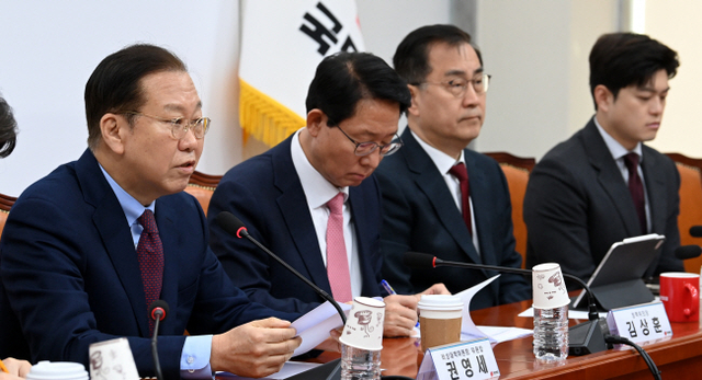 권영세(왼쪽) 전 국민의힘 비상대책위원장 . 곽성호 기자