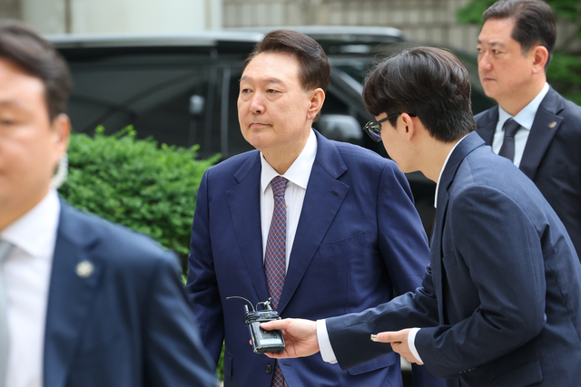 윤석열 전 대통령이 16일 오전 서울 서초구 서울중앙지방법원에서 열린 내란 우두머리 혐의·직권남용 권리행사 방해 혐의 사건 7차 공판에 출석하고 있다. 사진공동취재단
