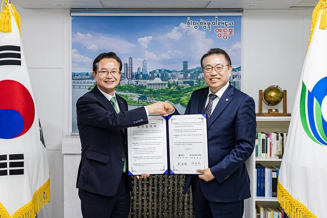(사)일천만이산가족위원회와 MOU를 체결하는 최호권 영등포 구청장(왼쪽). 영등포구청 제공