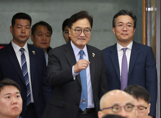 우원식 국회의장이 19일 서울 여의도 국회 의원회관에서 열린 ‘한국과 미국, 민주주의 도전과 과제’ 포럼에 참석하고 있다. 연합뉴스