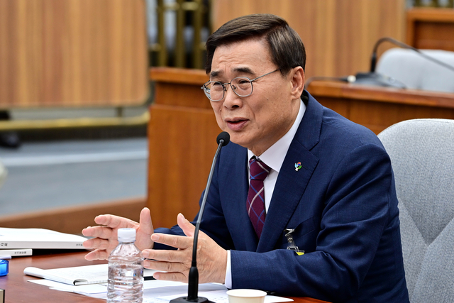 이종석 국가정보원장 후보자가 19일 오전 서울 여의도 국회에서 열린 정보위원회 인사청문회에서 의원 질의에 답하고 있다. 문호남 기자
