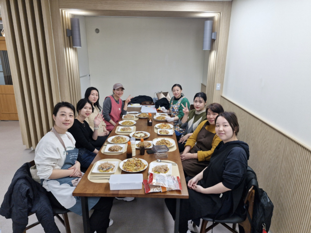 다문화가족 요리동아리 모임. 경기도 제공
