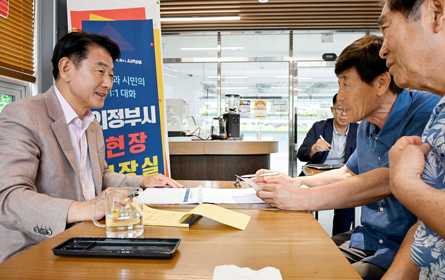 김동근 의정부시장이 19일 고산청소년센터 1층에서 ‘현장시장실’을 열고 시민들과 소통하고 있다. 의정부시 제공