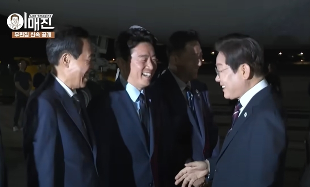 G7 정상회의를 마치고 귀국한 이재명(오른쪽) 대통령이 강훈식(가운데) 대통령 비서실장, 우상호 정무수석과 인사를 나누고 있다. KTV 이매진