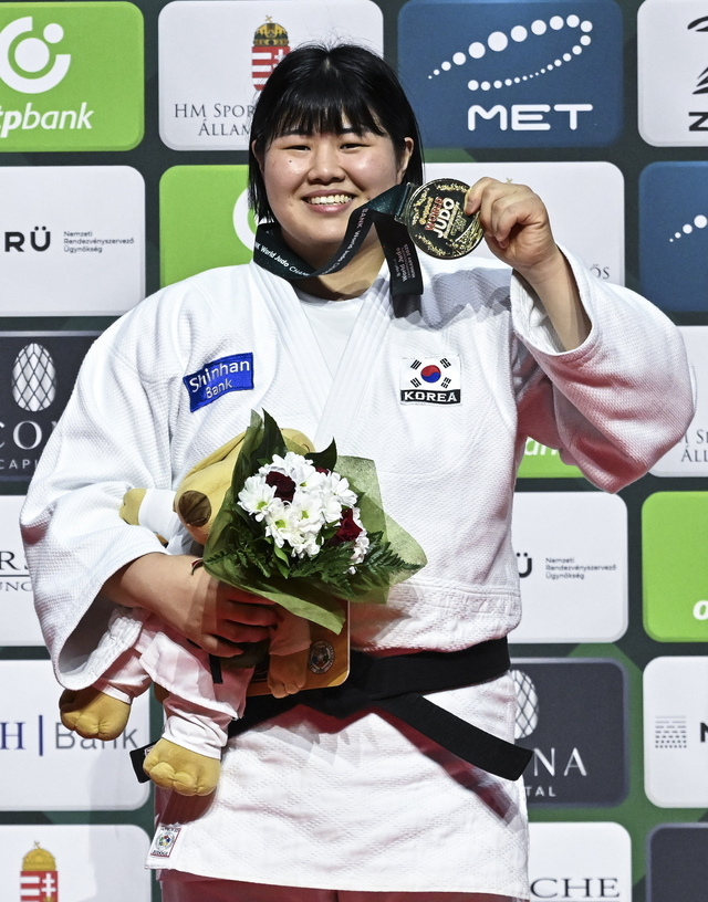 김하윤이 20일 오전(한국시간) 헝가리 부다페스트에서 열린 IJF 세계선수권대회 여자 78㎏ 이상급 시상식에서 금메달을 든 채 환하게 웃고 있다. EPA 연합뉴스