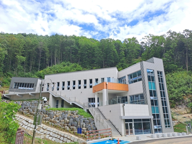 경북 봉화군 봉성면 문수산산림복지단지에 건립된 산림치유센터. 봉화군청 제공
