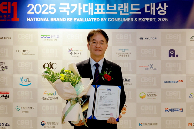 이동환 고양특례시장이 ‘2025년 국가대표브랜드 대상’에서 ‘아이키우기 좋은 도시’ 부문 대상을 수상 후 기념촬영을 하고 있다. 고양시 제공