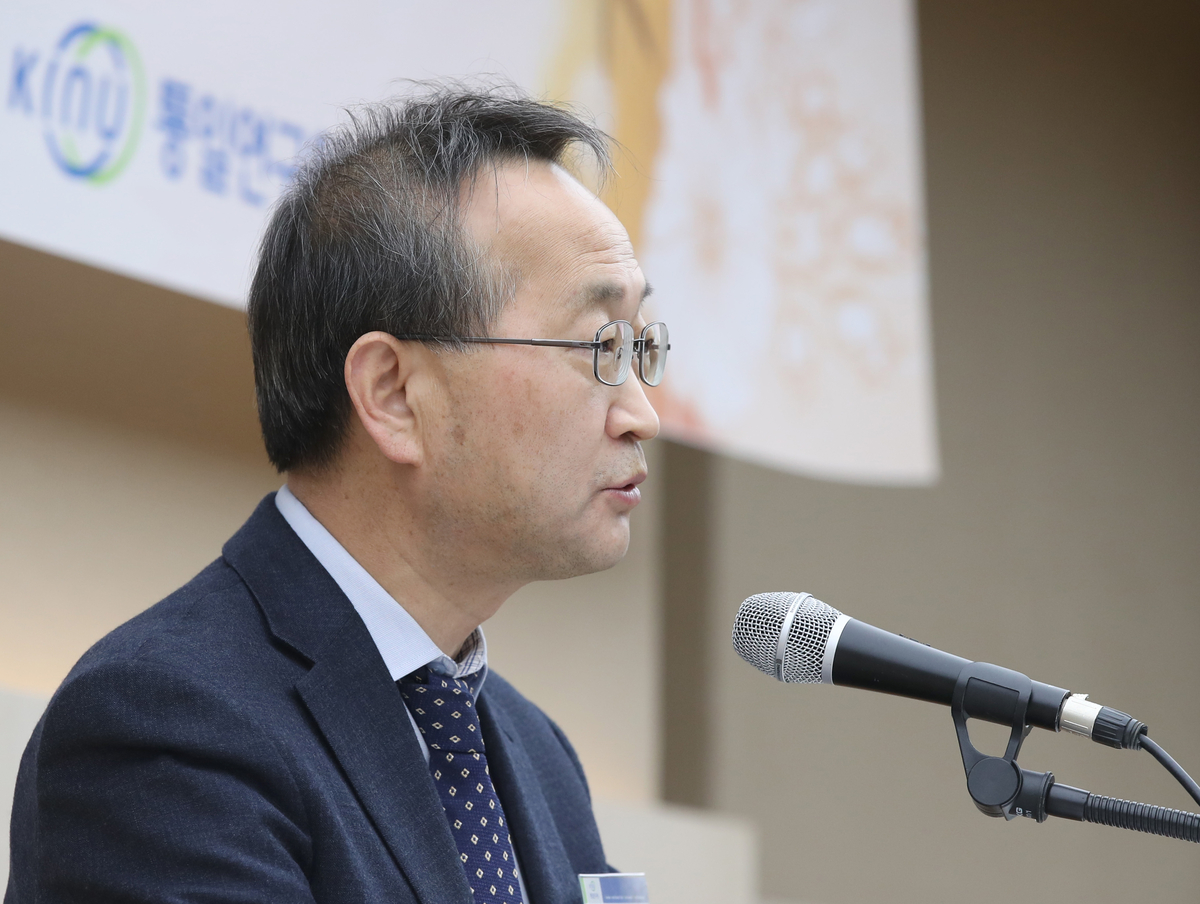 통일차관 “단절된 남북 연락채널 복원 시급…평화공존이 목표”