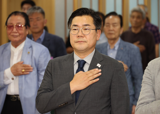박찬대 더불어민주당 의원이 20일 오후 서울 여의도 국회 의원회관에서 열린 ‘2025 심포지엄 전시국회와 조봉암의 리더십’에서 국민의례하고 있다. 뉴시스