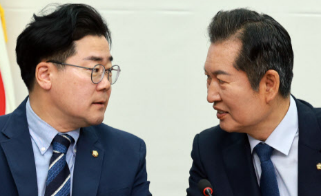 더불어민주당 박찬대(왼쪽) 의원과 정청래 의원. 뉴시스