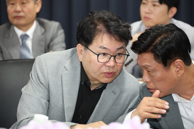 이한주 국정기획위원회 위원장이 20일 서울 종로구 국정기획위원회에서 열린 정치행정분과 검찰청 업무보고에서 조승래 대변인과 대화하고 있다. 공동취재단