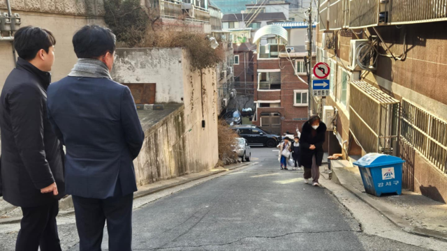 진교훈 서울 강서구청장(왼쪽 두번째)이 화곡동 일대에서 고지대 주민불편사항을 점검하고 있다. 강서구청 제공