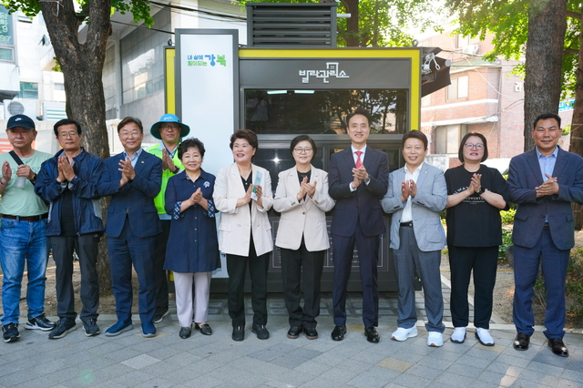이순희(오른쪽 다섯번째) 강북구청장이 17일 송천동 빌라관리사무소 개소식에 참석한 내빈, 주민들과 함께 기념사진을 찍고 있다.강북구청 제공