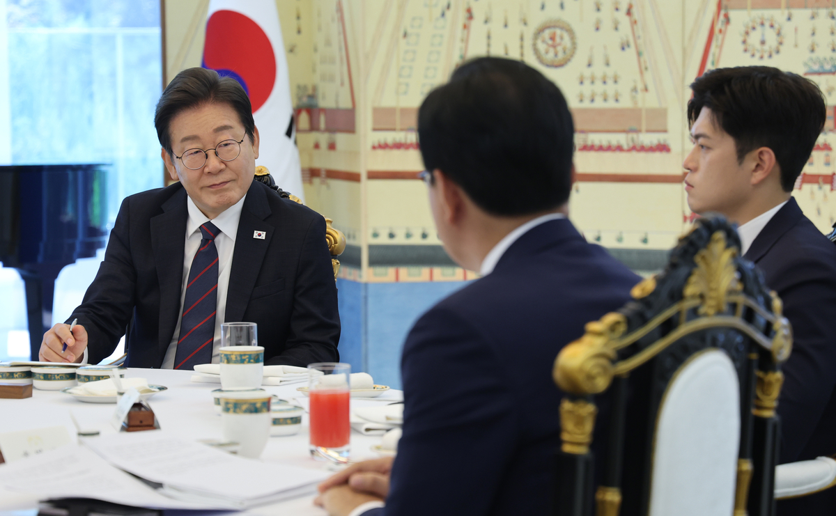 李 대통령, ‘국정수행 잘한다’ 59.3%…전주 대비 0.7%p↑-리얼미터