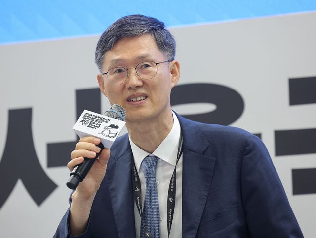 문형배 전 헌법재판소장 권한대행이 22일 서울 강남구 코엑스에서 ‘어른 김장하의 씨앗’이라는 제목으로 열린 서울국제도서전 북토크에 참석해 발언하고 있다. 연합뉴스
