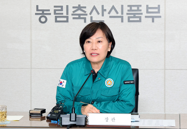 송미령 농림축산식품부 장관이 12일 정부세종청사 농업재해대책상황실에서 여름철 본격적인 장마에 대비해 농업분야 취약시설 사전점검 및 재해 예방대책 추진상황 점검을 위한 회의를 주재하고 있다. 연합뉴스