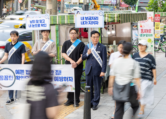 진교훈(오른쪽 팻말 들고 있는 이) 서울 강서구청장이 ‘전세피해 예방을 위한 길거리 캠페인’을 벌이고 있다. 강서구청 제공