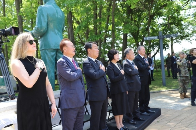 한미동맹재단이 지난 5월 22일 주한미군전우회와 함께 경기 파주 임진각 보훈단지 내 미국군 참전기념비에서 한미 합동 추모식을 열고 있다. 한미동맹재단 제공