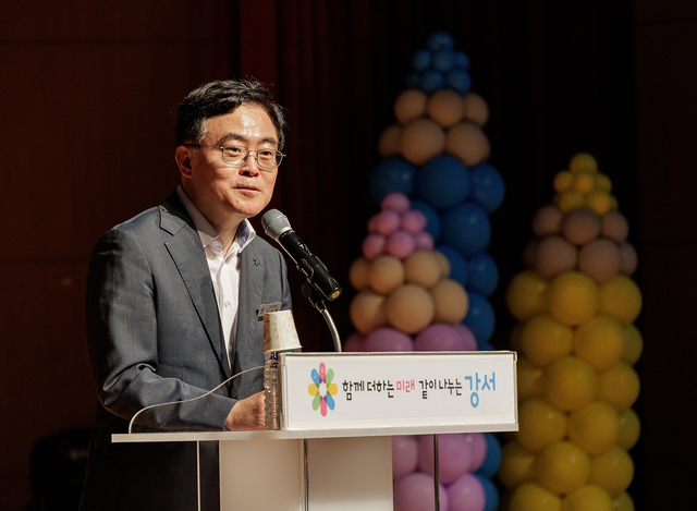진교훈 서울 강서구청장이 23일(월) 강서구민회관에서 열린 ‘강서 어린이 솜씨자랑대회 시상식’에서 인사말을 하고 있다. 강서구청 제공