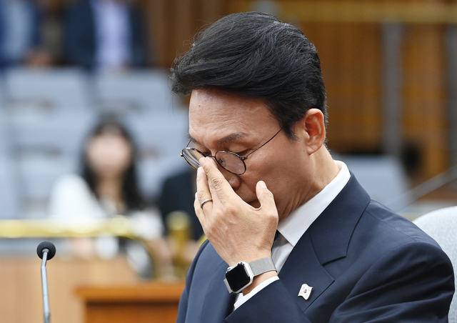 김민석 국무총리 후보자가 24일 오전 국회에서 열린 인사청문회에서 안경을 만지고 있다. 박윤슬 기자
