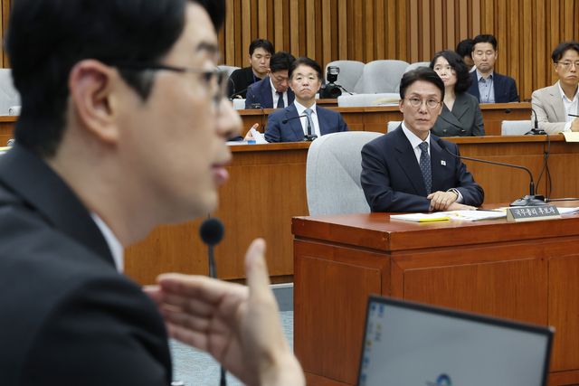 김민석 국무총리 후보자가 24일 서울 여의도 국회에서 열린 인사청문회에서 국민의힘 주진우 의원의 신상 발언을 듣고 있다. 연합뉴스