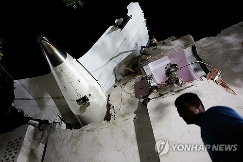 건물에 박힌 사고 여객기 잔해. 로이터 연합뉴스
