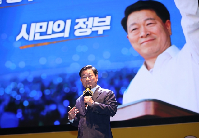 박승원 경기 광명시장이 지난 24일 광명시 광명극장에서 열린 ‘제6회 자치분권 포럼’에서 자치분권 확대 필요성에 대해 설파하고 있다. 광명시청 제공