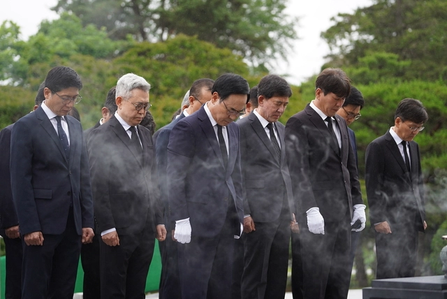 이용배(왼쪽에서 세 번째) 현대로템 대표이사가 25일 국립서울현충원을 찾아 참배하고 있다. 현대로템 제공.