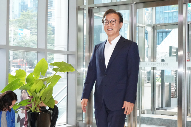 전재수 해양수산부 장관 후보자가 25일 서울 마포구 인사청문 준비사무실에 첫 출근 하고 있다. 해양수산부 공동취재단