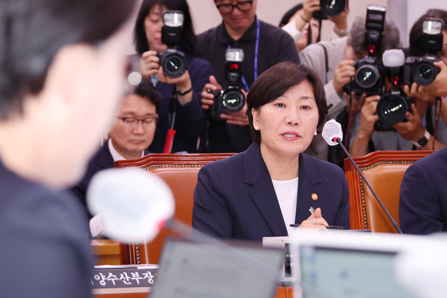이재명 정부에서 유임된 송미령 농림축산식품부 장관이 25일 국회 농림축산식품해양수산위원회 전체회의에서 진보당 전종덕 의원의 자진 사퇴 요구에 입장을 밝히고 있다. 연합뉴스